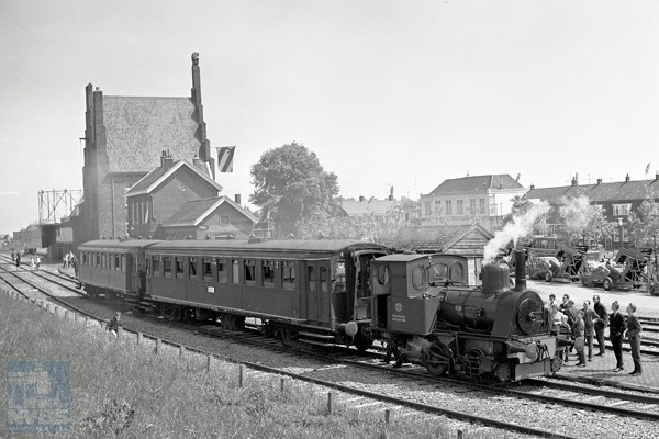 Medemblik, 23 mei 1968. Loc 30 met twee blokkendoosrijtuigen van NS